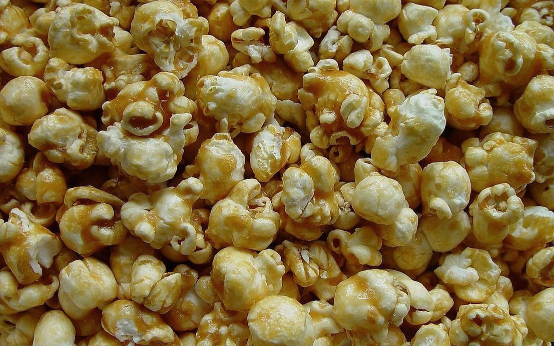 Güneşli bir köşede duran premium şekerleme mağazasının cephesi